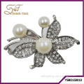 2015 simple designed jewelry crystal brooch with big pearl decorated
